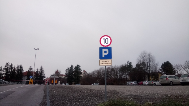 Parkirišče ob Potrčevi bolj ali manj sameva