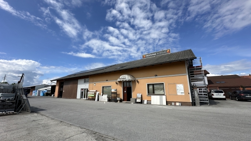 Vse za gradnjo toplega doma in salon keramike v trgovini Njegač