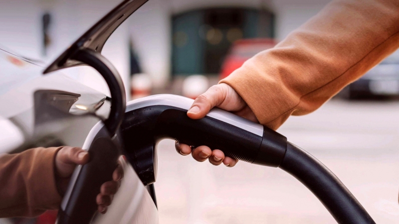 Parkiraj, napolni in zadeni – Energija plus spodbuja trajnostno mobilnost