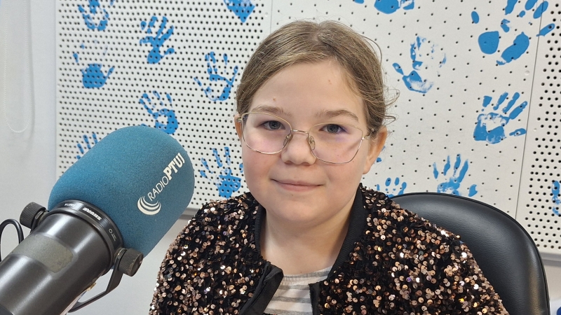 Mia poje, pleše in slika